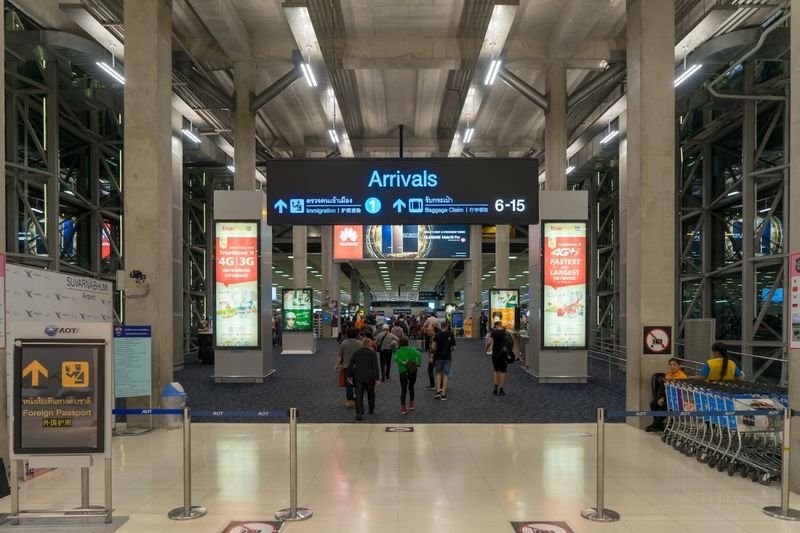 Einen Tag nach der Ankündigung weitreichender Visaänderungen erklärte der Minister, die geplante Einreisegebühr von 300 Baht könne erhöht werden. Besucher Thailands könnten mit einer höheren „Touristensteuer“ konfrontiert werden.