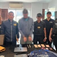 Beamte der thailändischen Kriminalpolizei haben in Pattaya einen 33-jährigen Briten wegen seiner mutmaßlichen Beteiligung an der tödlichen Schießerei auf einen 24-jährigen Iraker in Phuket Anfang des Jahres festgenommen. Der Verdächtige, dessen Name nur mit Amir angegeben wird, wurde am 15. Mai in einer Wohnung in Nong Prue, Bezirk Bang Lamung, Provinz Chon Buri, aufgrund eines Haftbefehls des Provinzgerichts Phuket vom 12. Februar 2026 festgenommen.