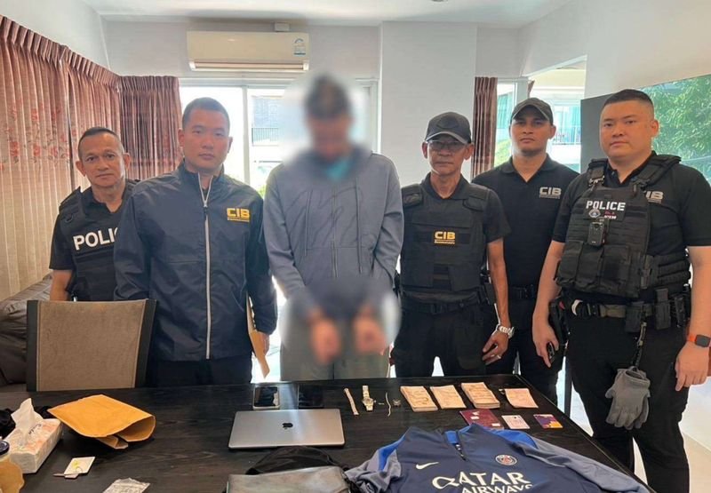 Beamte der thailändischen Kriminalpolizei haben in Pattaya einen 33-jährigen Briten wegen seiner mutmaßlichen Beteiligung an der tödlichen Schießerei auf einen 24-jährigen Iraker in Phuket Anfang des Jahres festgenommen. Der Verdächtige, dessen Name nur mit Amir angegeben wird, wurde am 15. Mai in einer Wohnung in Nong Prue, Bezirk Bang Lamung, Provinz Chon Buri, aufgrund eines Haftbefehls des Provinzgerichts Phuket vom 12. Februar 2026 festgenommen.