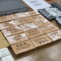 Ein chinesischer Staatsbürger wurde in Chonburi festgenommen, nachdem die Polizei am 8. Mai 2026 in einem gemieteten Haus in Huai Yai, Bezirk Bang Lamung, Waffen militärischer Qualität, Sprengstoff und Pläne zum Bombenbau entdeckt hatte.