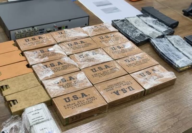 Ein chinesischer Staatsbürger wurde in Chonburi festgenommen, nachdem die Polizei am 8. Mai 2026 in einem gemieteten Haus in Huai Yai, Bezirk Bang Lamung, Waffen militärischer Qualität, Sprengstoff und Pläne zum Bombenbau entdeckt hatte.