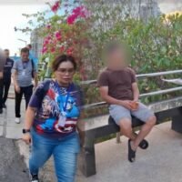 Die Einwanderungspolizei in Chon Buri hat einen chinesischen Staatsbürger festgenommen, der wegen des Verdachts auf Beteiligung an einem Schneeballsystem gesucht wurde. Die Festnahme erfolgte an einem beliebten Aussichtspunkt in Pattaya, wo sich der Verdächtige in Begleitung seiner Freundin befand.
