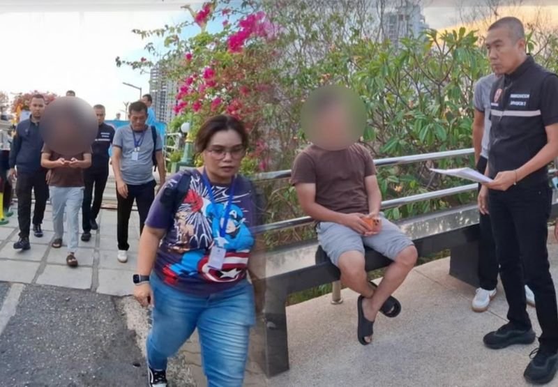 Die Einwanderungspolizei in Chon Buri hat einen chinesischen Staatsbürger festgenommen, der wegen des Verdachts auf Beteiligung an einem Schneeballsystem gesucht wurde. Die Festnahme erfolgte an einem beliebten Aussichtspunkt in Pattaya, wo sich der Verdächtige in Begleitung seiner Freundin befand.