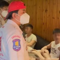 Ein 35-jähriger Chinese erlitt am frühen Morgen des 5. Mai 2026 nach seinem ersten Cannabiskonsum in einem Geschäft in Pattaya schwere Nebenwirkungen, was einen Notruf erforderlich machte. Die Rettungskräfte wurden um 1:30 Uhr zu einem Cannabisgeschäft namens „Blow Thailand“ in der Soi 15, Pattaya Second Road, Süd-Pattaya, gerufen. Der Mann befand sich in einem kritischen Zustand und litt unter Muskelkrämpfen, Atemnot, Engegefühl in der Brust und anhaltendem Erbrechen.