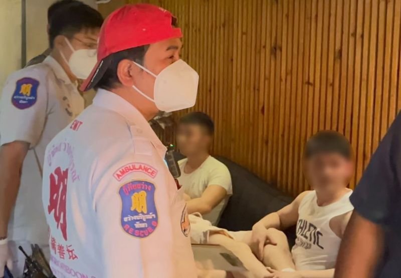 Ein 35-jähriger Chinese erlitt am frühen Morgen des 5. Mai 2026 nach seinem ersten Cannabiskonsum in einem Geschäft in Pattaya schwere Nebenwirkungen, was einen Notruf erforderlich machte. Die Rettungskräfte wurden um 1:30 Uhr zu einem Cannabisgeschäft namens „Blow Thailand“ in der Soi 15, Pattaya Second Road, Süd-Pattaya, gerufen. Der Mann befand sich in einem kritischen Zustand und litt unter Muskelkrämpfen, Atemnot, Engegefühl in der Brust und anhaltendem Erbrechen.