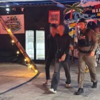 Ein 39-jähriger chinesischer Staatsbürger ist am späten Abend des 6. Mai 2026 nach einem Angriff in einem illegalen Host-Club in Pattaya gestorben. Der Vorfall löste umfangreiche polizeiliche Ermittlungen und Forderungen nach der Schließung des Etablissements aus. Die Rettungskräfte wurden um 23:05 Uhr zu einem schweren Angriff im Vegas Exclusive Club in Süd-Pattaya gerufen. Das Opfer wurde bewusstlos mit schweren Gesichtsverletzungen aufgefunden und verstarb später trotz intensiver Reanimationsversuche.