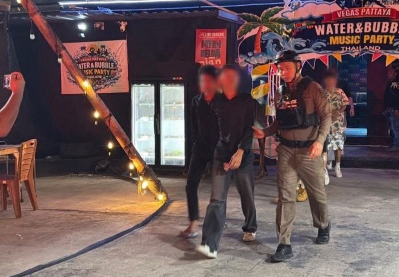 Ein 39-jähriger chinesischer Staatsbürger ist am späten Abend des 6. Mai 2026 nach einem Angriff in einem illegalen Host-Club in Pattaya gestorben. Der Vorfall löste umfangreiche polizeiliche Ermittlungen und Forderungen nach der Schließung des Etablissements aus. Die Rettungskräfte wurden um 23:05 Uhr zu einem schweren Angriff im Vegas Exclusive Club in Süd-Pattaya gerufen. Das Opfer wurde bewusstlos mit schweren Gesichtsverletzungen aufgefunden und verstarb später trotz intensiver Reanimationsversuche.