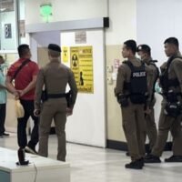 Ein chinesischer Verdächtiger, der im Besitz von C4-Sprengstoff und Kriegswaffen angeklagt ist, wurde am ersten Tag seiner Haft im Untersuchungsgefängnis Pattaya in der Provinz Chon Buri nach einem Zusammenbruch mit schweren Krämpfen ins Krankenhaus eingeliefert.