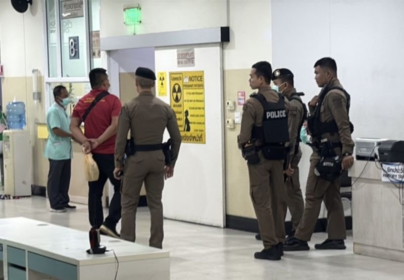 Ein chinesischer Verdächtiger, der im Besitz von C4-Sprengstoff und Kriegswaffen angeklagt ist, wurde am ersten Tag seiner Haft im Untersuchungsgefängnis Pattaya in der Provinz Chon Buri nach einem Zusammenbruch mit schweren Krämpfen ins Krankenhaus eingeliefert.