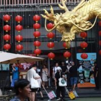 BANGKOK. Laut dem Verband thailändischer Reisebüros (Atta) verlieren chinesische Touristen nach einem kürzlich bekannt gewordenen Fall, in dem Polizisten chinesische Staatsangehörige in Sa Kaeo erpressten, erneut das Vertrauen in Reisen nach Thailand, da ihre Buchungen für die kommenden Monate zurückgehen.