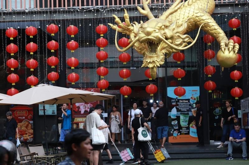BANGKOK. Laut dem Verband thailändischer Reisebüros (Atta) verlieren chinesische Touristen nach einem kürzlich bekannt gewordenen Fall, in dem Polizisten chinesische Staatsangehörige in Sa Kaeo erpressten, erneut das Vertrauen in Reisen nach Thailand, da ihre Buchungen für die kommenden Monate zurückgehen.