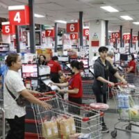 Laut dem Ipsos Global Consumer Confidence Index stürzte das Verbrauchervertrauen im April in den Krisenbereich ab und verzeichnete den stärksten monatlichen Rückgang weltweit und in der gesamten Asien-Pazifik-Region. Wirtschaftliche Unsicherheit, geopolitische Spannungen, steigende Lebenshaltungskosten und Unzufriedenheit mit den Bemühungen der Regierungen zur Bewältigung der Wirtschaftskrise trübten das öffentliche Vertrauen.