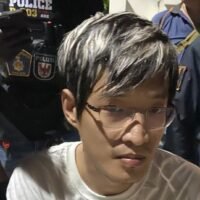 Was als Verkehrsunfall in Pattaya begann, hat sich rasch zu einer großangelegten kriminellen Untersuchung entwickelt, nachdem die Polizei in einem Wohnhaus illegale Waffen und ein großes Waffenlager sowie mögliche Verbindungen zu grenzüberschreitenden Betrugsnetzwerken entdeckt hatte.