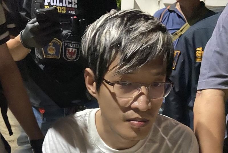 Was als Verkehrsunfall in Pattaya begann, hat sich rasch zu einer großangelegten kriminellen Untersuchung entwickelt, nachdem die Polizei in einem Wohnhaus illegale Waffen und ein großes Waffenlager sowie mögliche Verbindungen zu grenzüberschreitenden Betrugsnetzwerken entdeckt hatte.