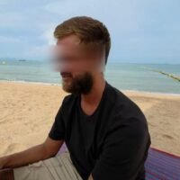 Ein deutscher Tourist hat um Hilfe gebeten, nachdem er angeblich über fünf Wochen ohne Geld und Unterstützung in Pattaya gestrandet war. Der Mann wurde Berichten zufolge in der Nähe des Jomtien Beach, unweit des Jomtien Palm Beach, gefunden, nachdem er angegeben hatte, dass ihm Geldbörse und Kreditkarten gestohlen worden seien.