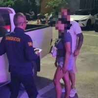 Die Polizei hat einen Spanier und eine Peruanerin abgeschoben, nachdem diese sich Anfang der Woche in einem Tuk-Tuk sexuell unangemessen verhalten hatten. Ein 41-jähriger Mann und eine 43-jährige Frau wurden am Sonntag in Tambon Patong im Bezirk Kathu dabei gefilmt, wie sie in einem fahrenden Tuk-Tuk Oralverkehr praktizierten. Die Polizei verhörte das Paar am Montagabend, und beide gestanden die aufgezeichnete Tat .