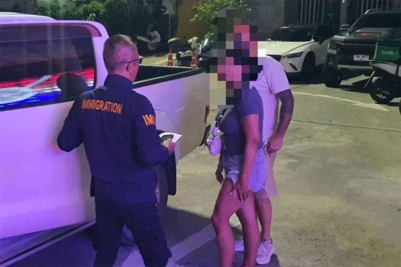 Die Polizei hat einen Spanier und eine Peruanerin abgeschoben, nachdem diese sich Anfang der Woche in einem Tuk-Tuk sexuell unangemessen verhalten hatten. Ein 41-jähriger Mann und eine 43-jährige Frau wurden am Sonntag in Tambon Patong im Bezirk Kathu dabei gefilmt, wie sie in einem fahrenden Tuk-Tuk Oralverkehr praktizierten. Die Polizei verhörte das Paar am Montagabend, und beide gestanden die aufgezeichnete Tat .