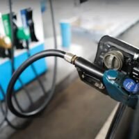 Die Kraftstoffpreise in ganz Thailand stiegen am Mittwoch (14. Mai), nachdem PTT Oil and Retail Business Plc (OR) und Bangchak Corporation Plc (BCP) eine Erhöhung um 0,70 Baht pro Liter für die meisten Kraftstoffprodukte angekündigt hatten. Die neuen Preise gelten ab 5 Uhr am 14. Mai 2026 und umfassen Benzin-, Gasohol- und Dieselprodukte landesweit.