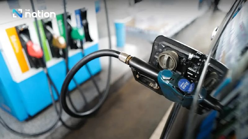 Die Kraftstoffpreise in ganz Thailand stiegen am Mittwoch (14. Mai), nachdem PTT Oil and Retail Business Plc (OR) und Bangchak Corporation Plc (BCP) eine Erhöhung um 0,70 Baht pro Liter für die meisten Kraftstoffprodukte angekündigt hatten. Die neuen Preise gelten ab 5 Uhr am 14. Mai 2026 und umfassen Benzin-, Gasohol- und Dieselprodukte landesweit.