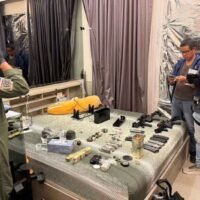 Die Polizei weitet die Ermittlungen gegen ein mutmaßliches illegales Waffennetzwerk aus, das mit einem in Pattaya festgenommenen chinesischen Staatsbürger in Verbindung steht. Drei Verdächtige – darunter ein Marineoffizier – befinden sich nun in Haft und werden verhört. Es wird erwartet, dass die Polizei außerdem zwei weitere Verdächtige vorladen wird: einen aktiven Militäroffizier und einen ehemaligen Soldaten.