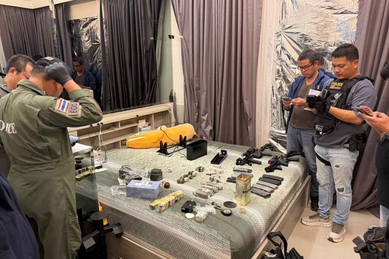 Die Polizei weitet die Ermittlungen gegen ein mutmaßliches illegales Waffennetzwerk aus, das mit einem in Pattaya festgenommenen chinesischen Staatsbürger in Verbindung steht. Drei Verdächtige – darunter ein Marineoffizier – befinden sich nun in Haft und werden verhört. Es wird erwartet, dass die Polizei außerdem zwei weitere Verdächtige vorladen wird: einen aktiven Militäroffizier und einen ehemaligen Soldaten.