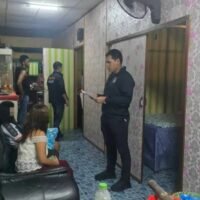 Die Polizei in Chalong führte am 14. Mai gemeinsam mit dem Sozialamt von Phuket eine Razzia in einem traditionellen Thai-Massagesalon im Stadtteil Rawai durch. Die Beamten befreiten ein 16-jähriges Mädchen, das dort zur Prostitution gezwungen wurde. Die 40-jährige Thailänderin, die den Salon besaß, wurde ebenfalls festgenommen.