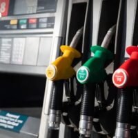 Die großen thailändischen Kraftstoffhändler OR (PTT) und Bangchak haben die Preise für die meisten Benzin- und Dieselprodukte mit Wirkung zum 1. Mai 2026 erhöht. Die Preise für Dieselkraftstoff (B7 und B20) wurden um 60 Satang pro Liter erhöht, während die Preise für Premium-Dieselkraftstoff unverändert blieben. Der Preis für Benzin und verschiedene Gasohol-Sorten (95, 91, E20, E85) stieg um 85 Satang pro Liter. Die Preiserhöhung wurde auf einen Anstieg der Weltmarktpreise für Diesel und Benzin zurückgeführt.
