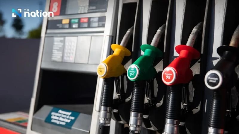 Die großen thailändischen Kraftstoffhändler OR (PTT) und Bangchak haben die Preise für die meisten Benzin- und Dieselprodukte mit Wirkung zum 1. Mai 2026 erhöht. Die Preise für Dieselkraftstoff (B7 und B20) wurden um 60 Satang pro Liter erhöht, während die Preise für Premium-Dieselkraftstoff unverändert blieben. Der Preis für Benzin und verschiedene Gasohol-Sorten (95, 91, E20, E85) stieg um 85 Satang pro Liter. Die Preiserhöhung wurde auf einen Anstieg der Weltmarktpreise für Diesel und Benzin zurückgeführt.