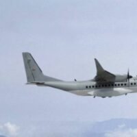 Die Königlich Thailändische Marine hat einen Vertrag über die Beschaffung zweier neuer Transportflugzeuge unterzeichnet, um ihre maritimen Luftoperationen zu stärken und ein breiteres Spektrum an Marineeinsätzen zu unterstützen. Der Vertrag wurde am 27. Mai 2026 zwischen Admiral Phairot Fuengchan, Oberbefehlshaber der Königlich Thailändischen Marine, und Airbus Defence and Space unterzeichnet.