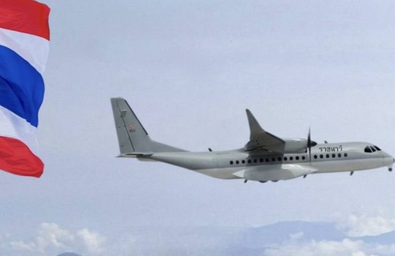 Die Königlich Thailändische Marine hat einen Vertrag über die Beschaffung zweier neuer Transportflugzeuge unterzeichnet, um ihre maritimen Luftoperationen zu stärken und ein breiteres Spektrum an Marineeinsätzen zu unterstützen. Der Vertrag wurde am 27. Mai 2026 zwischen Admiral Phairot Fuengchan, Oberbefehlshaber der Königlich Thailändischen Marine, und Airbus Defence and Space unterzeichnet.