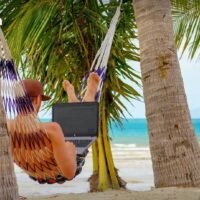 Im Jahr 2026 werden digitale Nomaden vom ständigen Reisen zum „Slowmading“ übergehen und sich für längere, stabilere Aufenthalte in einer einzigen Stadt entscheiden, um einem Burnout vorzubeugen und eine Gemeinschaft aufzubauen.