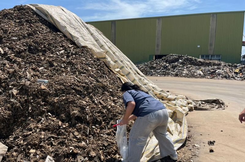 Thailändische Behörden haben eine nicht lizenzierte Fabrik ausgehoben, die Berichten zufolge von chinesischen Staatsangehörigen betrieben wurde und in der im Herzen der Provinz Samut Sakhon heimlich Elektronikschrott sortiert und verarbeitet wurde.