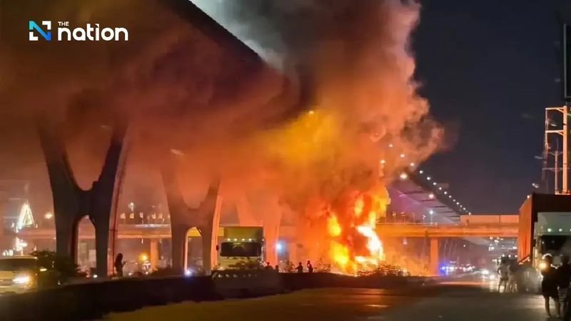 Autofahrer wurden vor starken Verkehrsbehinderungen gewarnt, nachdem ein mit Lithiumbatterien beladener Lkw auf der Bang Na-Trat Road in Brand geraten war, was die Behörden zwang, einen Teil der Zufahrtsstraße nach Bangkok zu sperren.