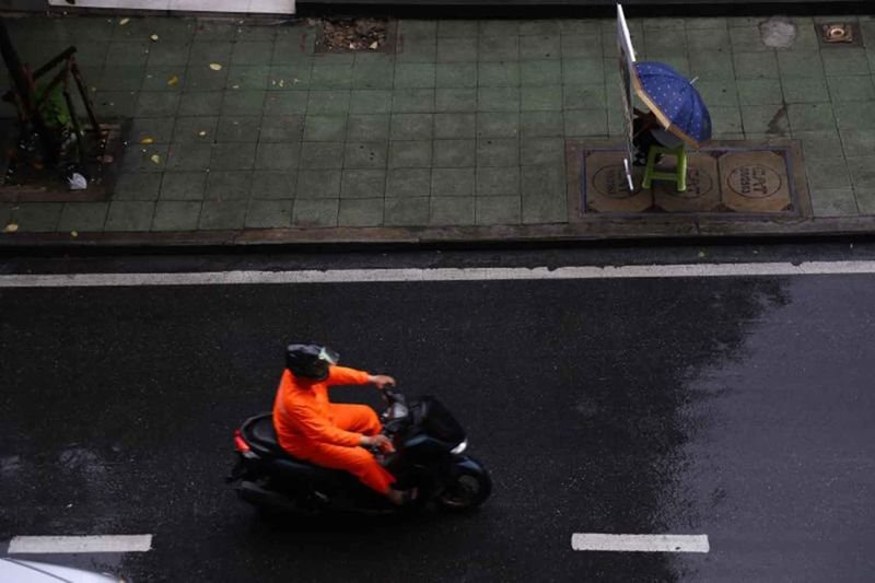 Laut dem thailändischen Wetterdienst wird es in Thailand von Donnerstag bis Montag nächster Woche zu starken bis sehr starken Regenfällen kommen.Sugunyanee Yavinchan, Generaldirektorin der Behörde, erklärte am Mittwoch, dass im Norden, in der Zentralebene, im Osten und im Süden mit starken bis sehr starken Regenfällen zu rechnen sei.
Sturzfluten und Auslaufzonen: Dies kann insbesondere an Hängen, in Wasserläufen und in tiefliegenden Gebieten während dieses Zeitraums vorkommen.