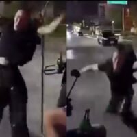 Ein Tourist wurde verletzt, als er auf dem Dachgepäckträger eines fahrenden Songthaews auf der Pattaya Beach Road einen Rückwärtssalto versuchte, dabei den Halt verlor und mit dem Gesicht voran auf die Straße stürzte. Der Vorfall, der in einem in den sozialen Medien geteilten Video festgehalten wurde, ereignete sich am Montag gegen 2 Uhr morgens in der Nähe des Strandes Pattaya 6/1 im Bezirk Bangla Mung.