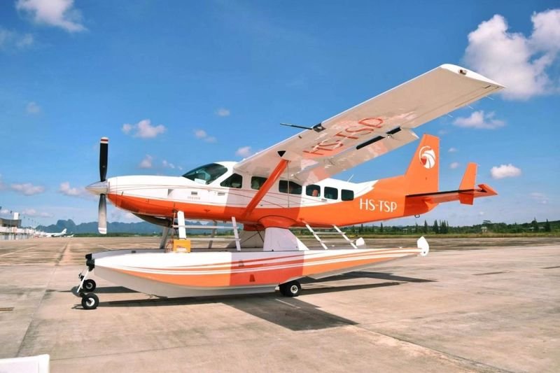 Thailands erster kommerzieller Wasserflugzeugbetreiber plant, bis September Flüge zwischen Phuket und Zielen in der gesamten Andamanenregion aufzunehmen und zielt dabei auf anspruchsvolle Touristen ab, die einen schnelleren Zugang zu Ferieninseln und Küstenorten suchen.