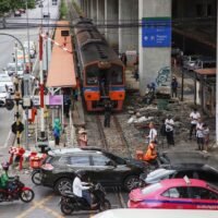 Nach dem tödlichen Zusammenstoß eines Güterzugs mit einem Linienbus am Samstag am Bahnübergang Makkasan in Bangkok hat Premierminister Anutin Charnvirakul zugesagt, langfristige Sicherheitsmaßnahmen zu ergreifen, darunter den Ersatz von Bahnübergängen durch Tunnel oder Hochstraßen.