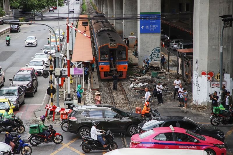 Nach dem tödlichen Zusammenstoß eines Güterzugs mit einem Linienbus am Samstag am Bahnübergang Makkasan in Bangkok hat Premierminister Anutin Charnvirakul zugesagt, langfristige Sicherheitsmaßnahmen zu ergreifen, darunter den Ersatz von Bahnübergängen durch Tunnel oder Hochstraßen.