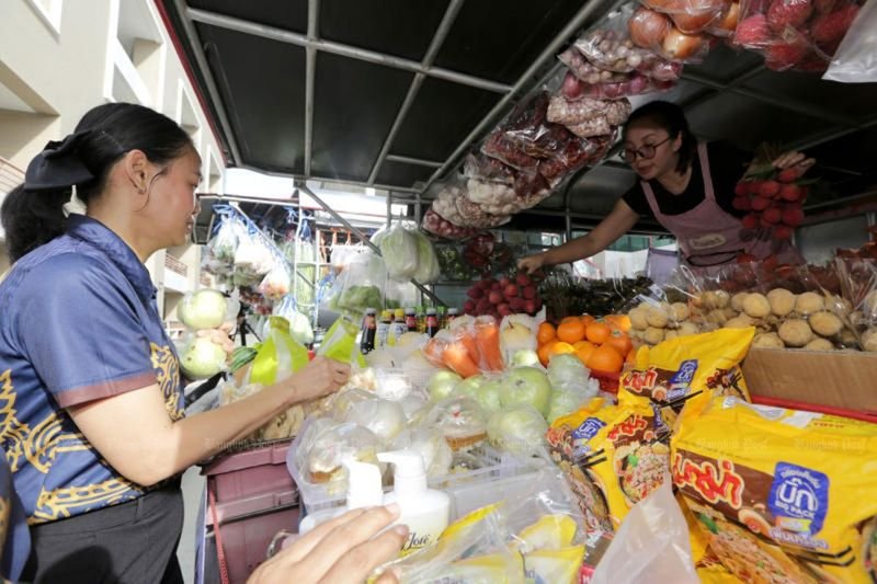 Das Regierungsprogramm „Thais helfen Thais“ hat Ausgaben von mehr als 110,89 Millionen Baht generiert und gleichzeitig die Haushaltsausgaben um über 24,51 Millionen Baht gesenkt, während die Behörden ihre Bemühungen zur Ankurbelung der wirtschaftlichen Aktivitäten an der Basis im ganzen Land fortsetzen.