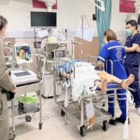 Die Einlieferung eines Chinesen ins Krankenhaus, der letzte Woche in Pattaya mit einem riesigen Arsenal an Waffen in Militärqualität festgenommen wurde, war laut Angaben des Justizministeriums auf eine Überdosis seiner eigenen Medikamente zurückzuführen.