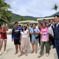 Premierminister Anutin Charnvirakul wies Behauptungen, die in Kambodscha kursierten, Thailand werde die Grenzübergänge wieder öffnen, zurück und erklärte, ein viraler Audioausschnitt sei eindeutig KI-generiert. Er forderte die Öffentlichkeit auf, sich nicht irreführen zu lassen.