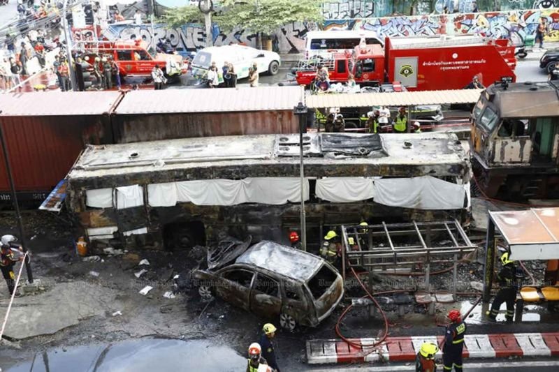 Der thailändische Verbraucherrat (TCC) und die Eisenbahnverkehrsbehörde (DRT) drängen auf eine grundlegende Überarbeitung des Verkehrsmanagementsystems in Bangkok, nachdem ein tödlicher Zusammenstoß zwischen einem Zug und einem Bus gravierende Schwächen an Bahnübergängen offengelegt hat.