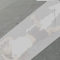 Eine 29-jährige Thailänderin kam am Abend des 26. Mai 2026 ums Leben, nachdem sie von einem Wohnhaus in Pattaya gestürzt war. Polizei und Rettungskräfte der Polizeistation Pattaya City wurden um 17:30 Uhr zu dem Wohnkomplex in der Kasetsin Soi 2 gerufen.