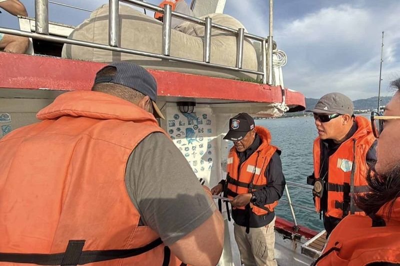 Die Polizei in Phuket hat fünf Russen festgenommen, die in illegale Touren und Gebäudesanierungen verwickelt waren. Ein 37-jähriger Russe wurde bei der Leitung einer Angeltour in der Chalong-Bucht festgenommen. Die Festnahme erfolgte nach einer einmonatigen verdeckten Ermittlung, bei der ein Informant sein illegales Tourgeschäft aufgedeckt hatte.