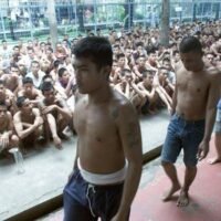 Gegen Beamte des Bangkoker Untersuchungsgefängnisses, die im vergangenen Jahr chinesische Häftlinge bevorzugt behandelt haben, werden strenge Disziplinarmaßnahmen eingeleitet. Die Strafvollzugsbehörde (Department of Corrections, DoC) kündigte an, dass kein Fehlverhalten ungestraft bleiben werde und leitete den Fall zur weiteren Verfolgung an die Nationale Antikorruptionskommission weiter. Die Vorwürfe hatten zunächst großes öffentliches Interesse geweckt.