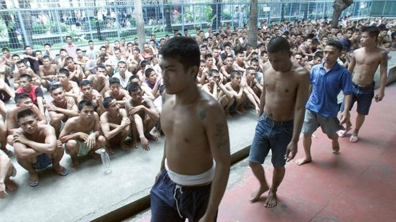 Gegen Beamte des Bangkoker Untersuchungsgefängnisses, die im vergangenen Jahr chinesische Häftlinge bevorzugt behandelt haben, werden strenge Disziplinarmaßnahmen eingeleitet. Die Strafvollzugsbehörde (Department of Corrections, DoC) kündigte an, dass kein Fehlverhalten ungestraft bleiben werde und leitete den Fall zur weiteren Verfolgung an die Nationale Antikorruptionskommission weiter. Die Vorwürfe hatten zunächst großes öffentliches Interesse geweckt.