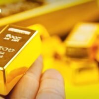 Gold befindet sich in einer Konsolidierungsphase, die Analysten als „Zeitbombe“ bezeichnen und vor einem heftigen und unmittelbar bevorstehenden Preisausbruch warnen. Der Markt befindet sich in einer Zwickmühle zwischen dem Abwärtsdruck hoher Realrenditen und eines starken US-Dollars einerseits und einer stützenden Bodenbildung durch starke Zentralbanknachfrage und geopolitische Risiken andererseits.