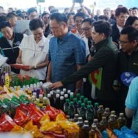Bundesweite Rabatte bekämpfen die steigenden Preise. „Thai Chuay Thai“ soll notleidenden Haushalten Entlastung bringen. Die Regierung hat die Kampagne „Thai Chuay Thai“ ins Leben gerufen, bei der im gesamten Mai jeden Freitag in den Bezirksämtern landesweit vergünstigte Konsumgüter angeboten werden.