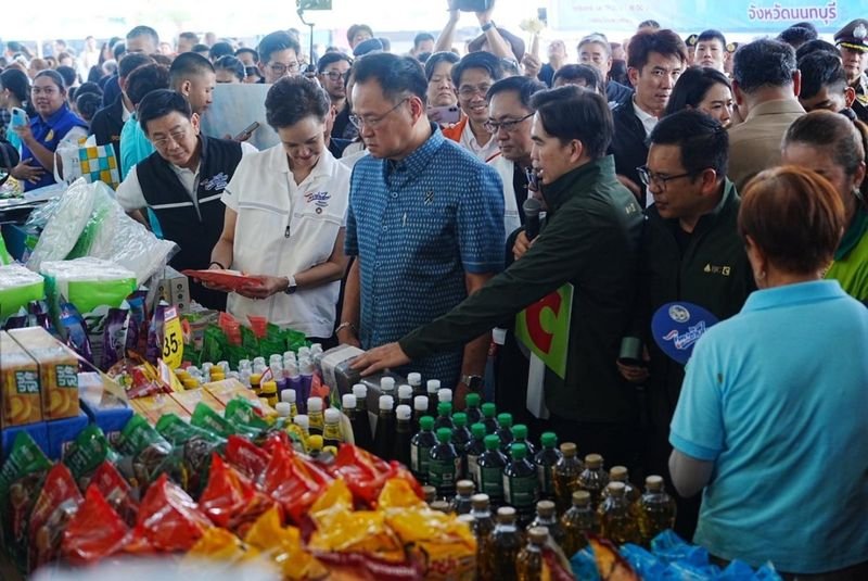 Bundesweite Rabatte bekämpfen die steigenden Preise. „Thai Chuay Thai“ soll notleidenden Haushalten Entlastung bringen. Die Regierung hat die Kampagne „Thai Chuay Thai“ ins Leben gerufen, bei der im gesamten Mai jeden Freitag in den Bezirksämtern landesweit vergünstigte Konsumgüter angeboten werden.