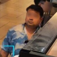 Ein Ladenbesitzer im Terminal 21 in Bangkok konfrontierte einen indischen Kunden wegen Diebstahls und forderte das Zwanzigfache des Warenwerts als Entschädigung. In seinem Geschäft für Handyzubehör „Case Study“ veröffentlichte der Besitzer Aufnahmen der Überwachungskamera auf Facebook, die den Verdächtigen beim Diebstahl eines tragbaren Ventilators zeigten. Der Vorfall ereignete sich, als der Kunde zusammen mit einem Freund die Angestellten durch Nachfragen zu einem Artikel ablenkte.